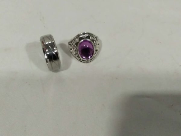 lot 947 1x patterned stainless steel band & Dress ring with Purple stone - Image 2