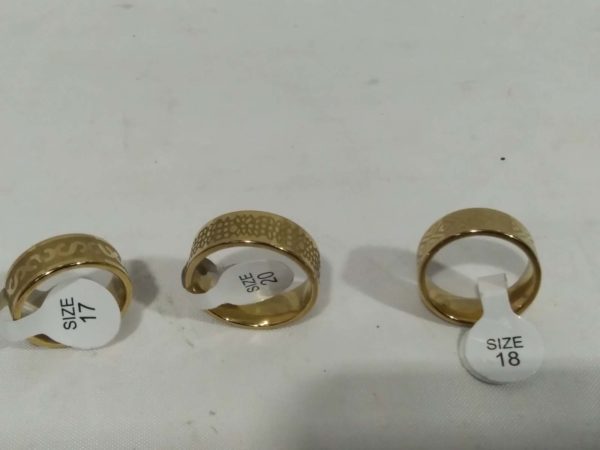 lot 949 3 x gold tone rings - Image 2