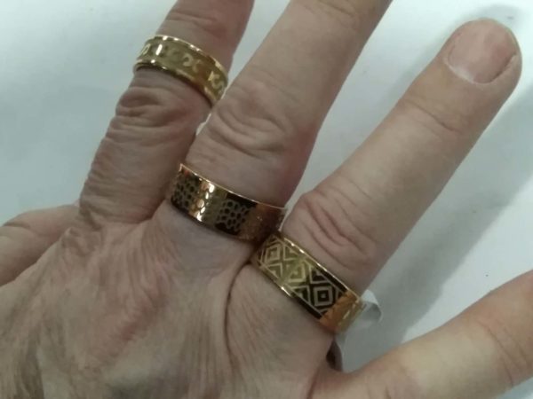 lot 949 3 x gold tone rings - Image 3