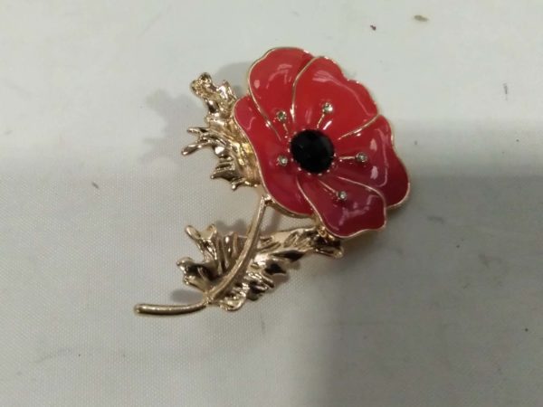 lot 950 large poppy brooch & a tie pin - Image 3