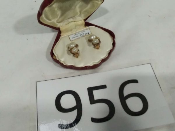 lot 956 vintage cased pair of pearl clip on earrings