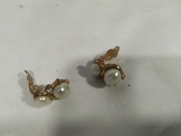 lot 956 vintage cased pair of pearl clip on earrings - Image 2