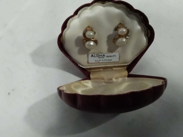 lot 956 vintage cased pair of pearl clip on earrings - Image 3