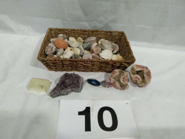 lot 010 various Geodes & stones