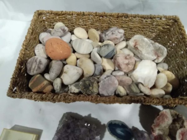 lot 010 various Geodes & stones - Image 3