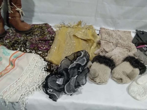 lot 019 scarves, gloves, sheep-skin boots size 6 (unused) - Image 5