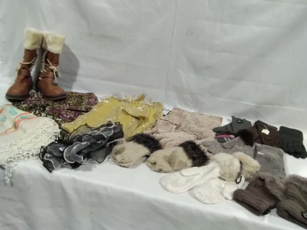 lot 019 scarves, gloves, sheep-skin boots size 6 (unused) - Image 3