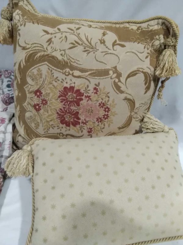 lot 023 Dorma quilted throw & 2 cushions - Image 2