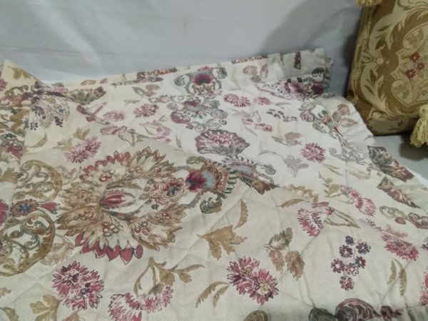 lot 023 Dorma quilted throw & 2 cushions - Image 5