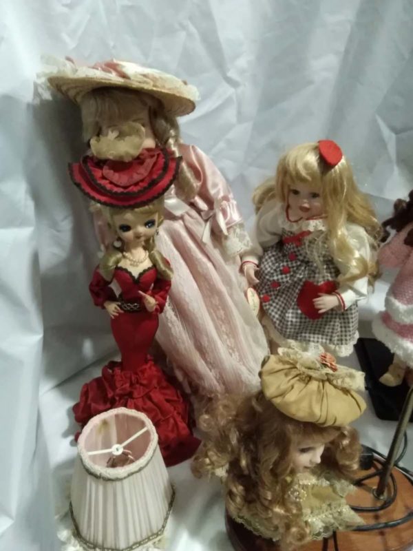 lot 032 vintage dolls & doll lamp - Image 2