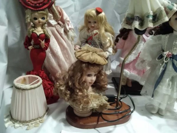 lot 032 vintage dolls & doll lamp - Image 5