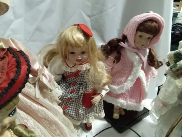 lot 032 vintage dolls & doll lamp - Image 4