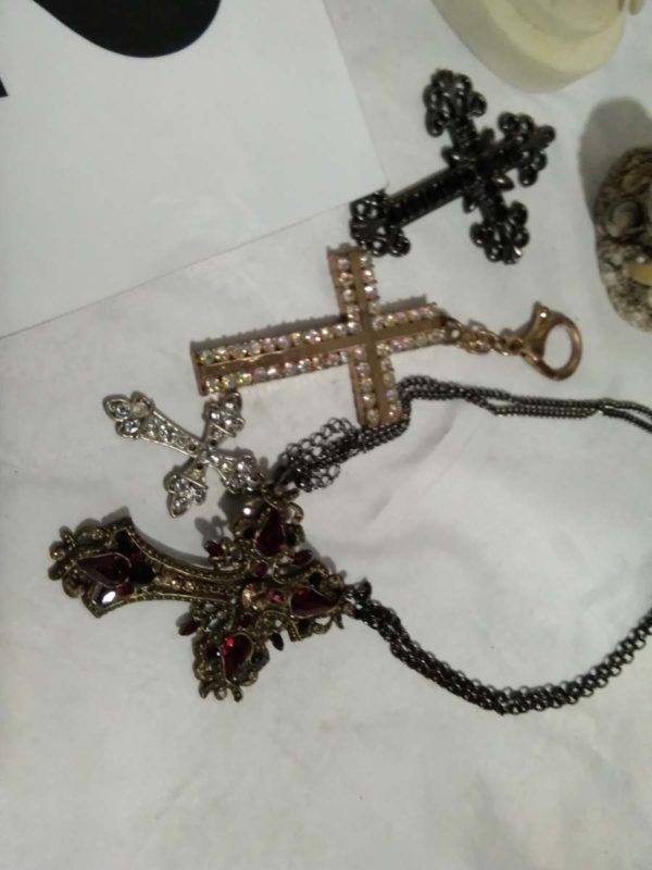 lot 042 religious items  inc necklaces - Image 4