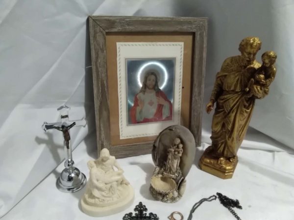 lot 042 religious items  inc necklaces - Image 3