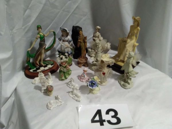 lot 043 selection of ornaments