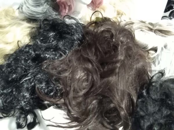 lot 045 assorted wigs - Image 5