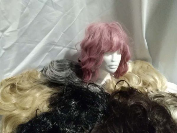 lot 045 assorted wigs - Image 4