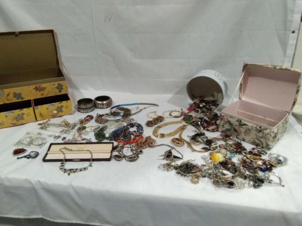 lot 052 assorted costume jewellery