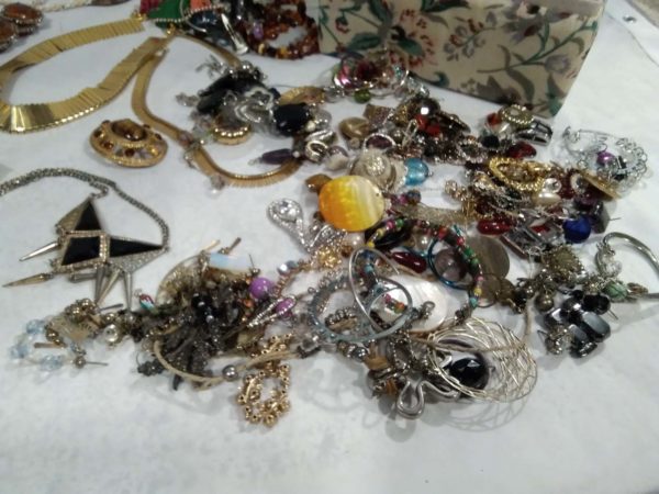 lot 052 assorted costume jewellery - Image 4