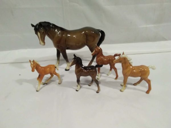 lot 058 5x Beswick horses ( some damage)