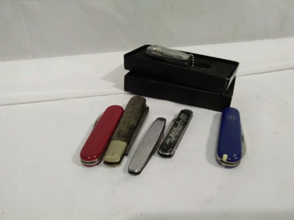 lot 064 pocket knives