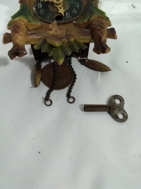 lot 067 wind up cuckoo clock with key, 2 chinese soapstone carvings - Image 5