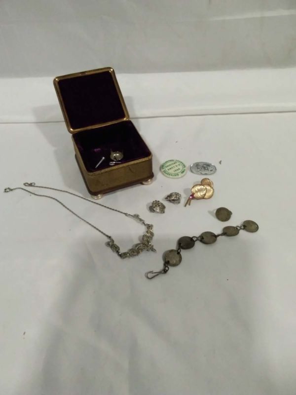 lot 069 chain of silver 1936 3 pence & 1915 coin 3 pence & metal trinket pot