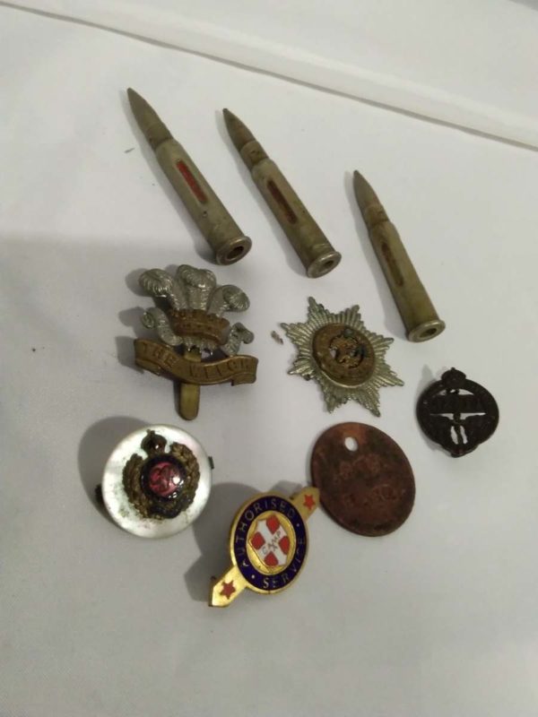 lot 070 military badges inc English, Welsh, Naafi regiment, 3x shells,