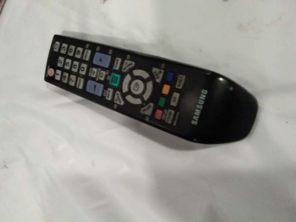 lot 081 26″ Samsung tv with wall mount bracket & remote - Image 2