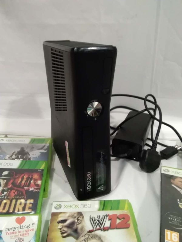 lot 082 Xbox 360, power lead & games - Image 3