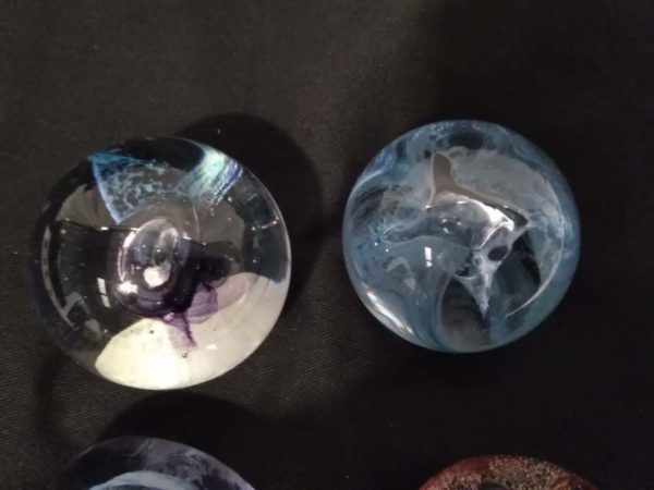 lot 109 4x glass paperweights – 3x Caithness 1x Royal Doulton - Image 8