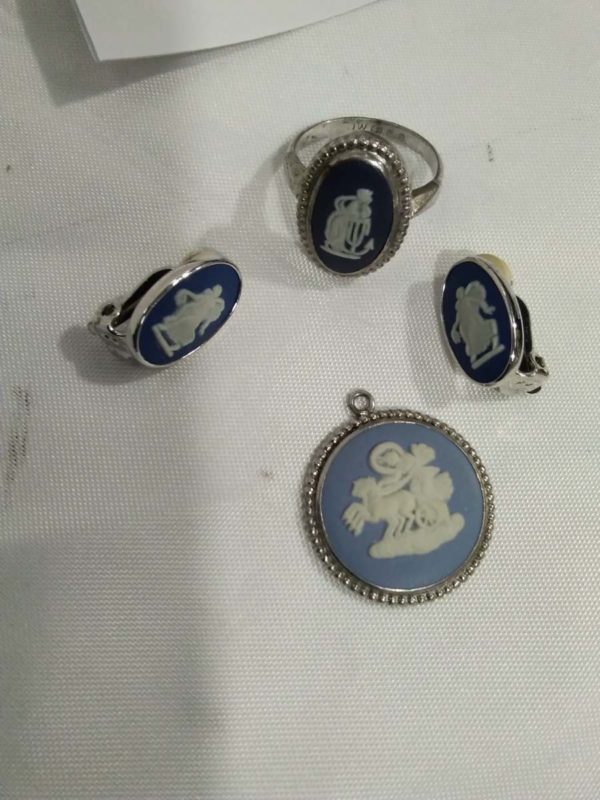 lot 123 vintage sterling silver Wedgewood jewellery set