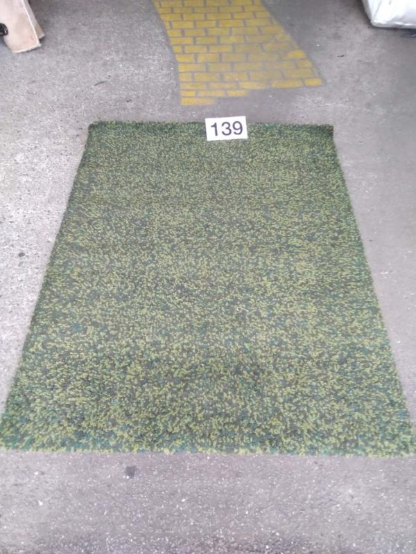 lot 139 large floor rug ( green)