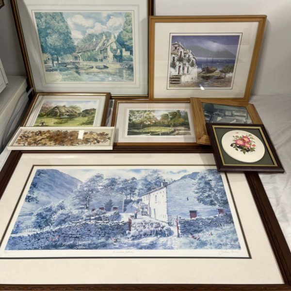 Lot NT1055 – quantity of pictures