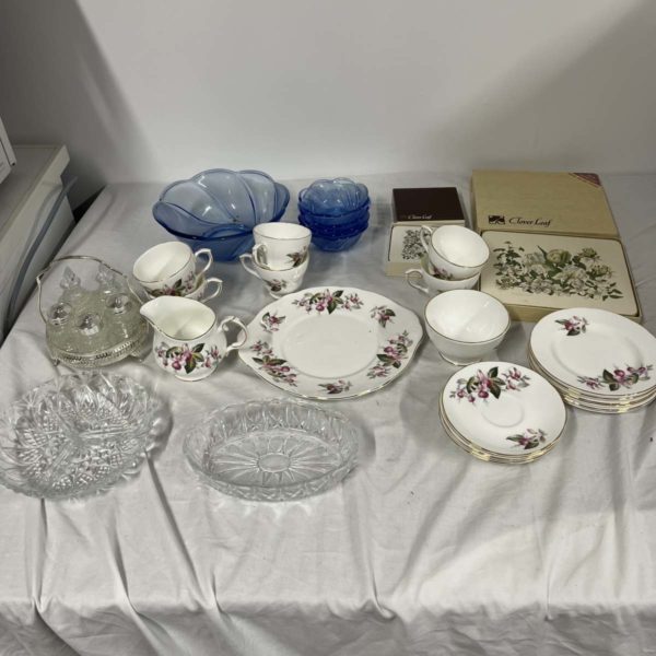 Lot NT1061 – Tea Set + Bowls + Table Mats