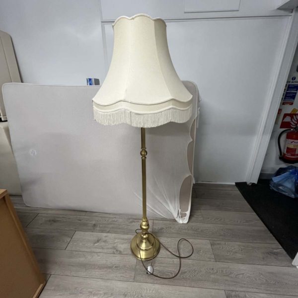 Lot NT1069 – Standard Lamp  + Shade ()