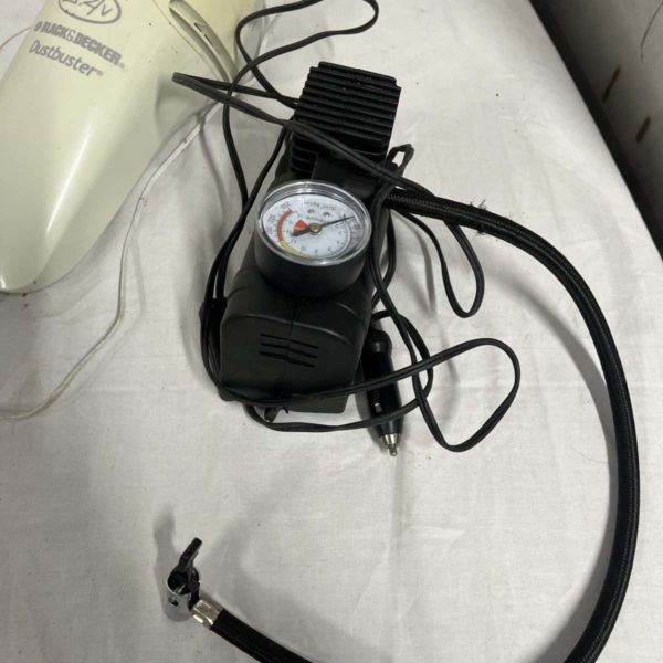 Lot MW1103 – Tyre Pressure Pump / Lamp / Handheld Hoover (Collection Fforestfach) - Image 4