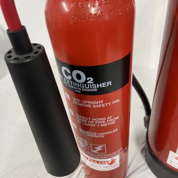 Lot MW1106 – Two Fire Extinguishers CO2 + Foam (Collection Fforestfach) - Image 5