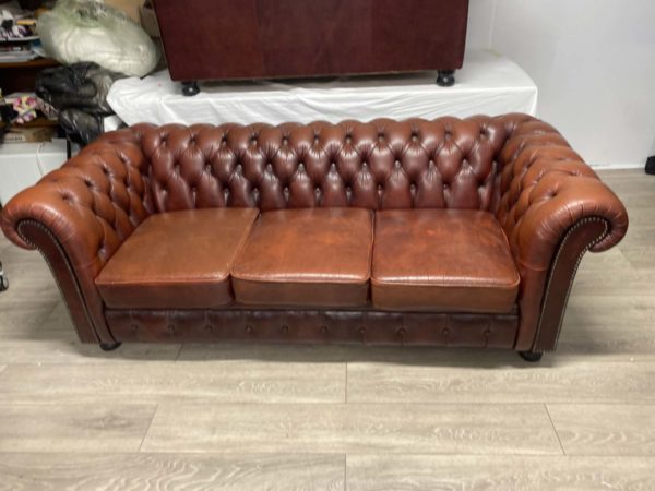 LOT 1039- THREE SEATER LEATHER OX BLOOD COLOUR SOFA (in forestfach)