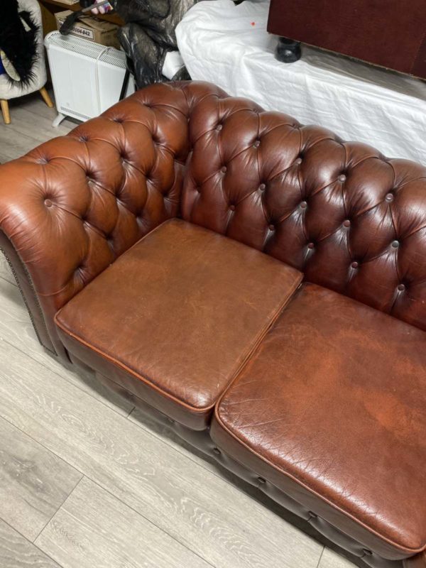 LOT 1039- THREE SEATER LEATHER OX BLOOD COLOUR SOFA (in forestfach) - Image 3