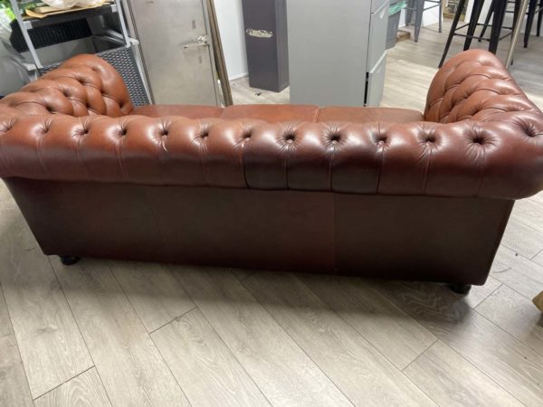 LOT 1039- THREE SEATER LEATHER OX BLOOD COLOUR SOFA (in forestfach) - Image 4