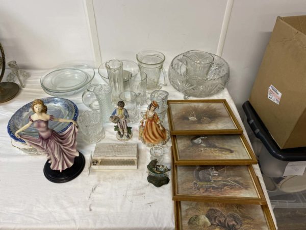 LOT LH1009-MIX OF ITEMS GLASS WARE AND PICTURES