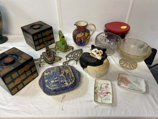 LOT LH1002- CAT COOKIE JAR AND MISC ITEMS