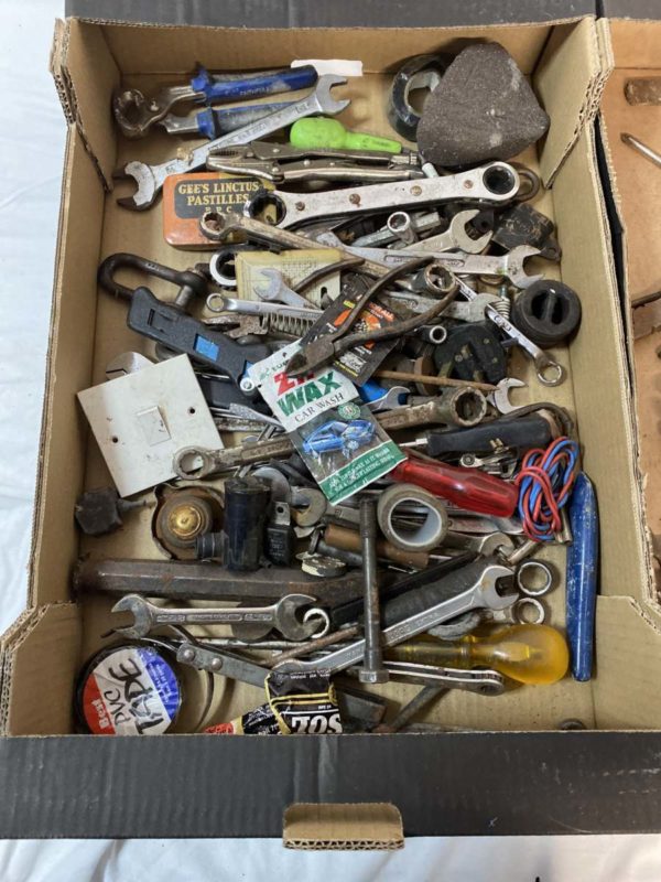 LOT JB1020- TWO BOXES OF VINTAGE TOOLS AND ODDS - Image 2