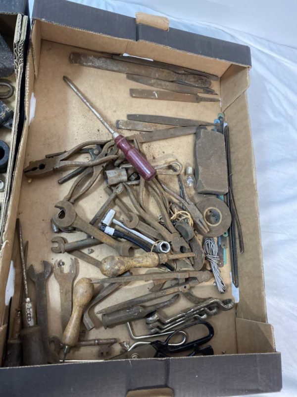 LOT JB1020- TWO BOXES OF VINTAGE TOOLS AND ODDS - Image 3