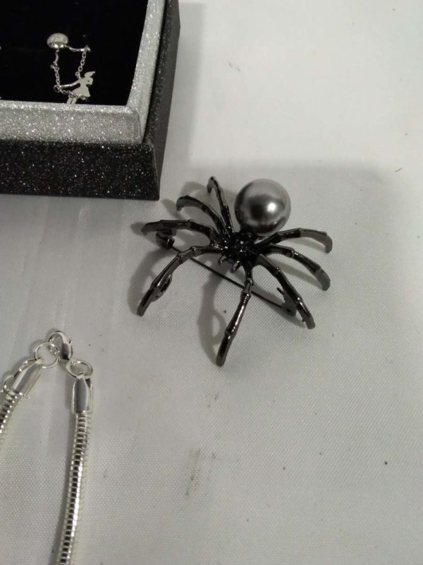 lot 171 Sterling Silver Earrings Girl on a Swing Spider Brooch and Best of Friends Bracelets - Image 5