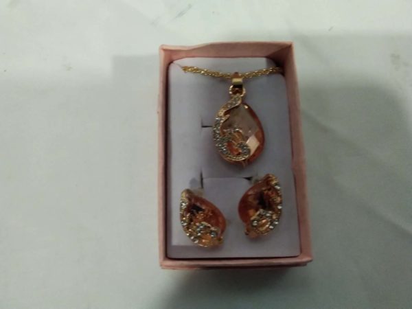 lot 172 Attractive Crystal Pendant and Earring set - Image 4