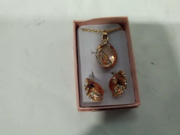 lot 172 Attractive Crystal Pendant and Earring set