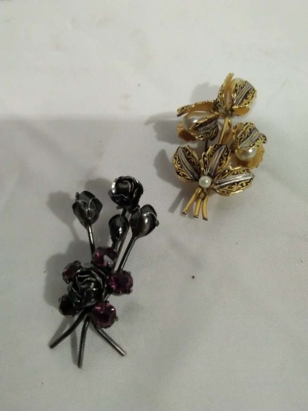 lot 173 Vintage Brooch x2 1 gold tone with pearl flower design & silver tone with purple stone & rose design