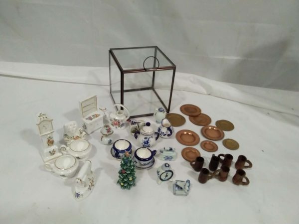 lot 178  glass lidded cube & miniature items